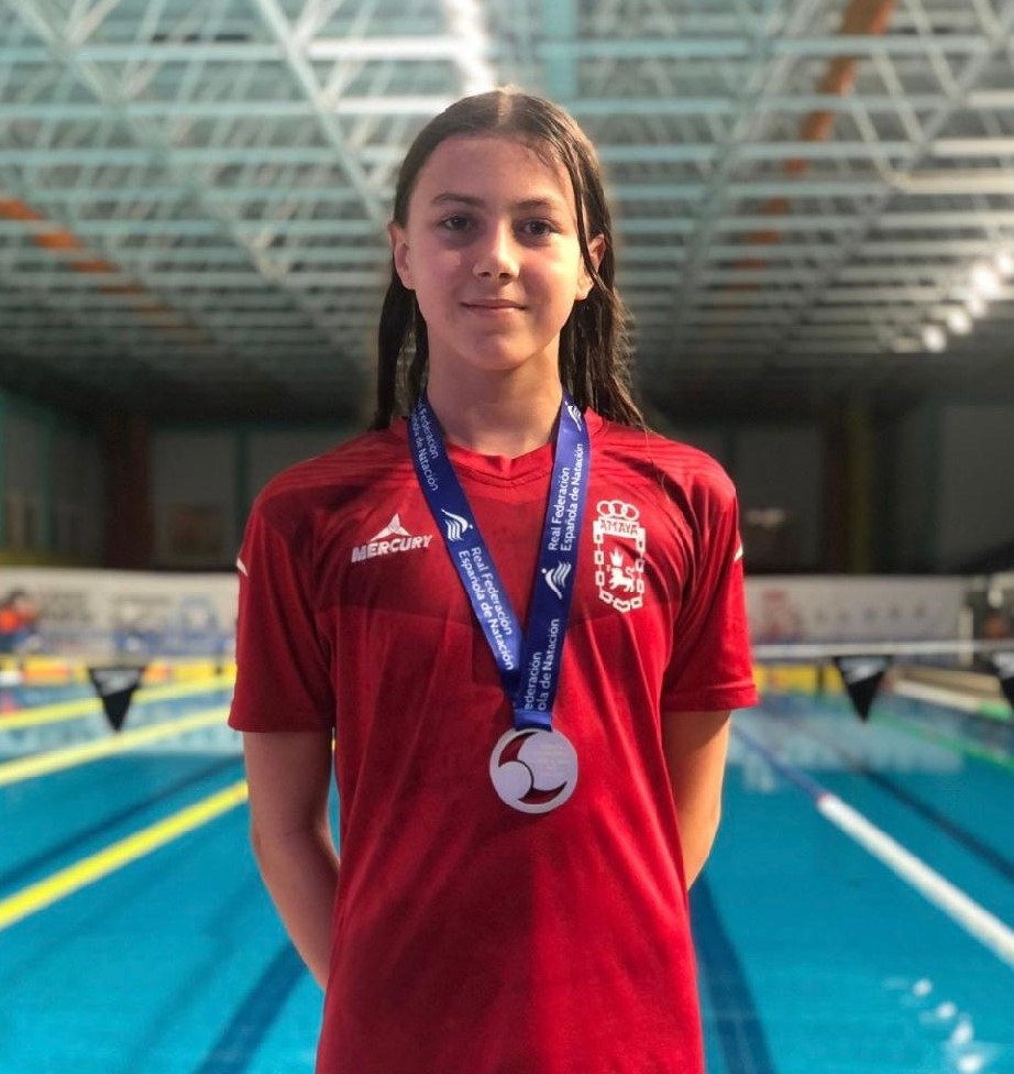 Tres récords navarros de natación para Ariadna Malo